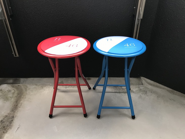 【グッズ紹介】乃木坂46 だいたいぜんぶ展 それぞれの椅子(赤い/青いスツール)